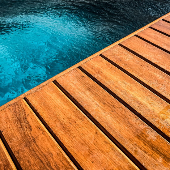 protéger une piscine en bois